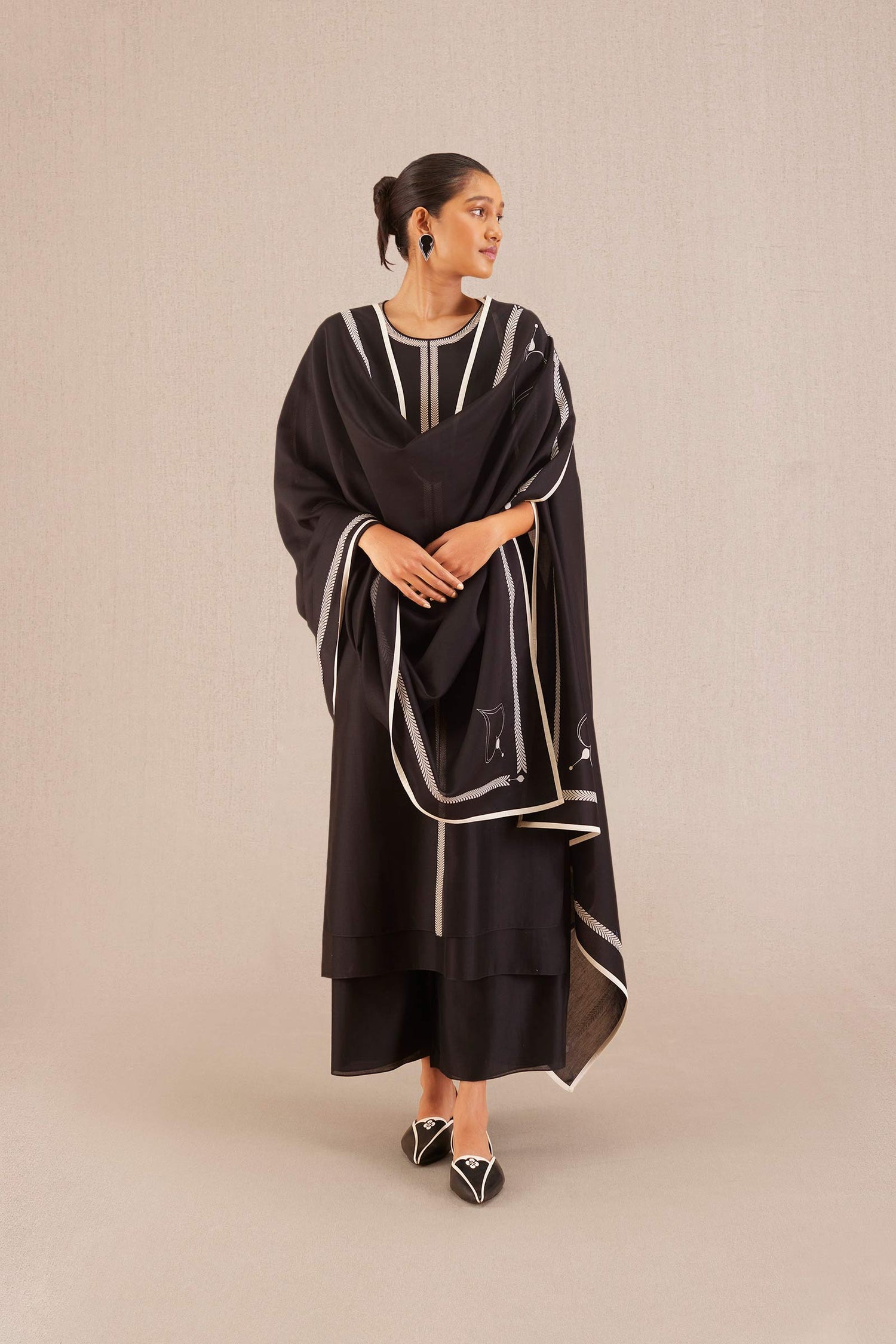  Chanderi Hoor Kurta Set – Black
